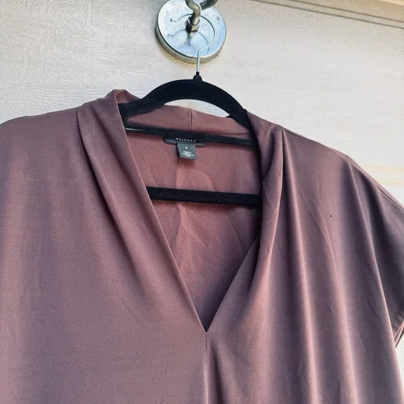 Elegant V-Neck Sheath Dress - Picture 5 of 7